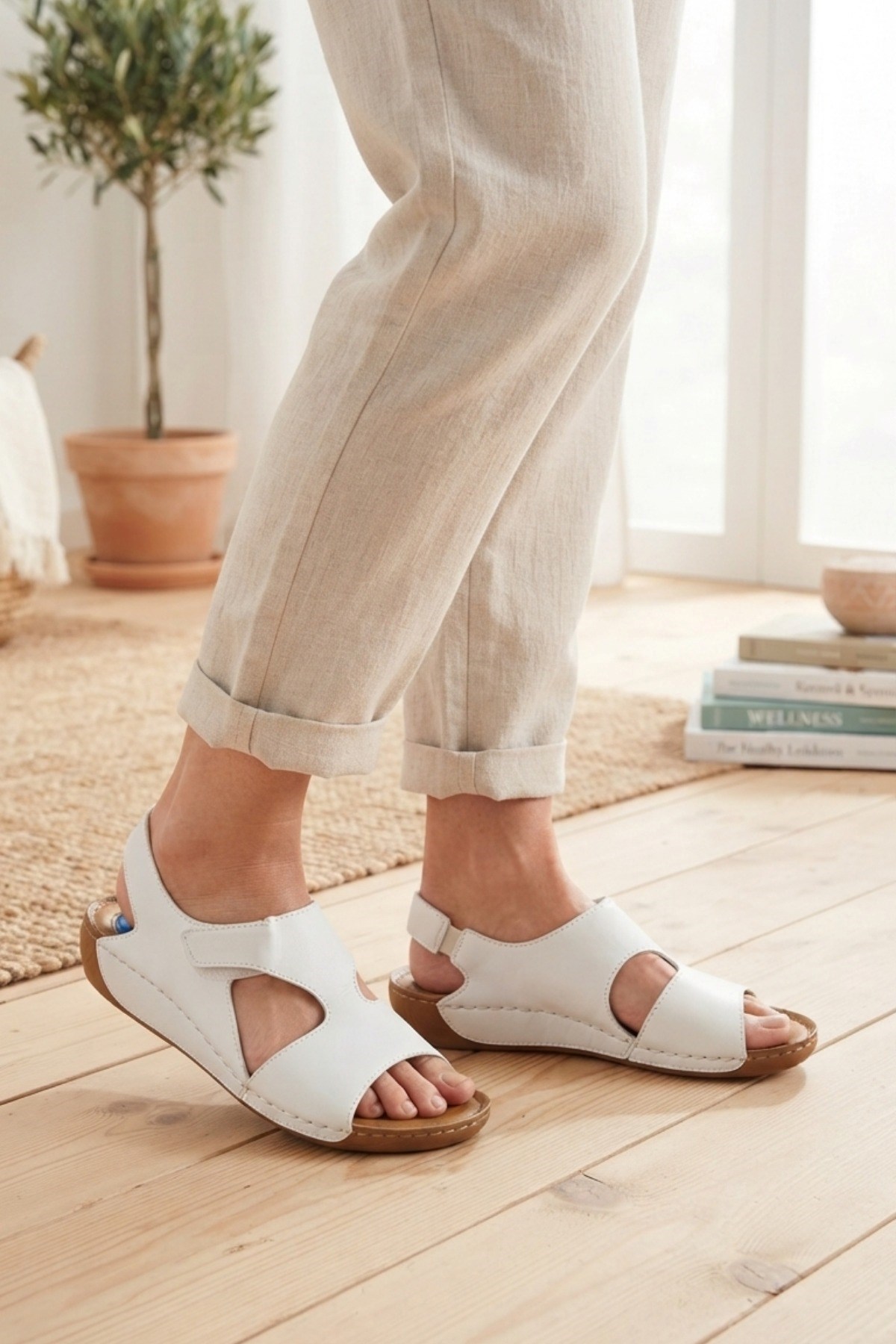 Beyaz Topuk Dikeni Destekli Jel Tabanlı Hallux Valgus Uyumlu Rahat Günlük Kadın Sandalet
